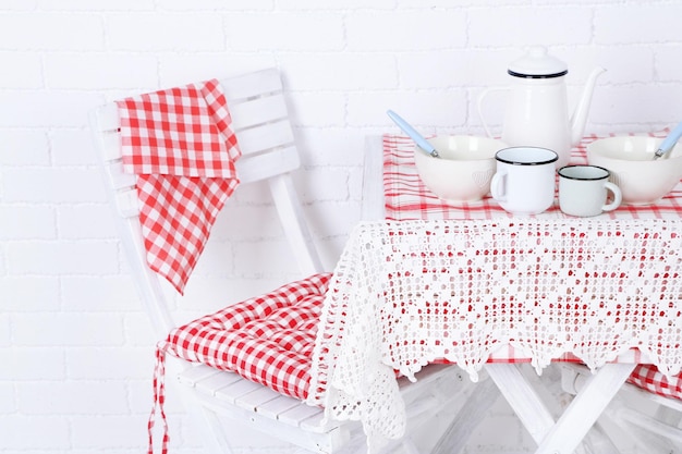 Mesa y sillas de madera en la acogedora cocina