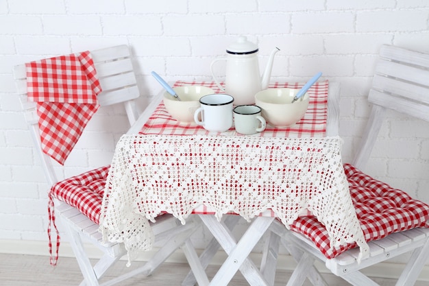 Mesa y sillas de madera en la acogedora cocina