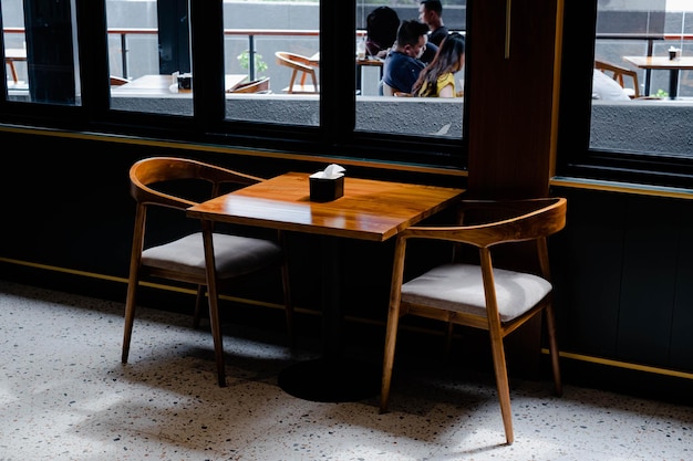 Mesa y sillas de madera en un café