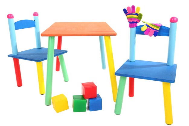 Mesa y sillas pequeñas y coloridas para niños pequeños aislados en blanco