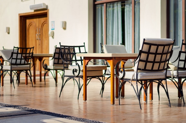 Mesa y sillas, restaurante al aire libre, cafetería relax.