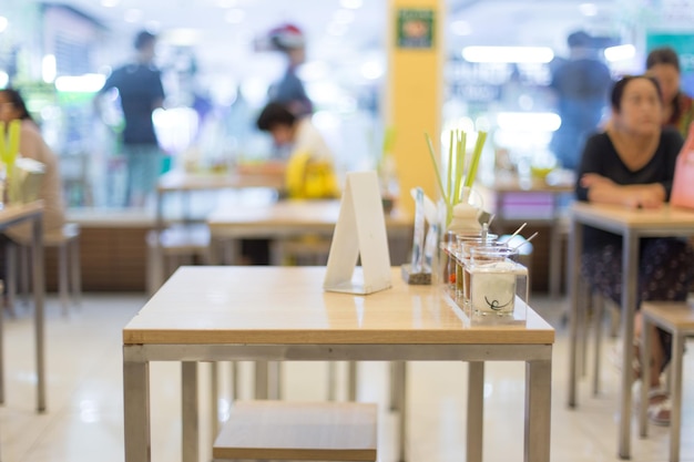 Foto mesa y sillas en un restaurante