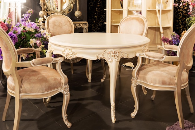 Mesa y sillas en una tienda de muebles