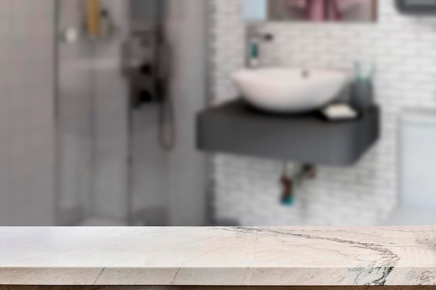 Foto mesa superior de mármore vazia com fundo interior do banheiro turva. para exposição do produto.