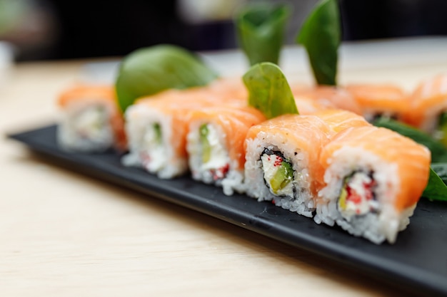 En la mesa sushi roll comida pescado philadelphia japonés salmón delicioso sushi arroz pepino comida tradicional wasabi fresco saludable gourmet crudo cocina.