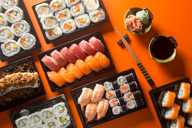 Mesa de sushi variada, vista desde arriba.