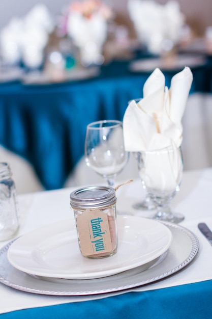 Mesa con tarros de regalo vintage para recepción de boda.