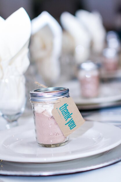 Mesa con tarros de regalo vintage para recepción de boda.