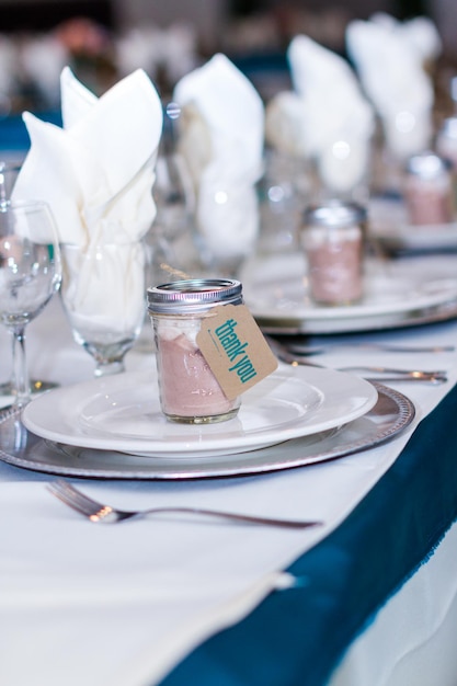 Mesa con tarros de regalo vintage para recepción de boda.