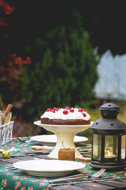 Mesa con tarta de chocolate