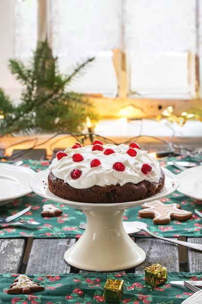 Mesa con tarta de chocolate