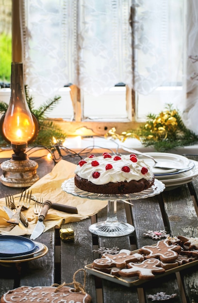 Mesa con tarta de chocolate