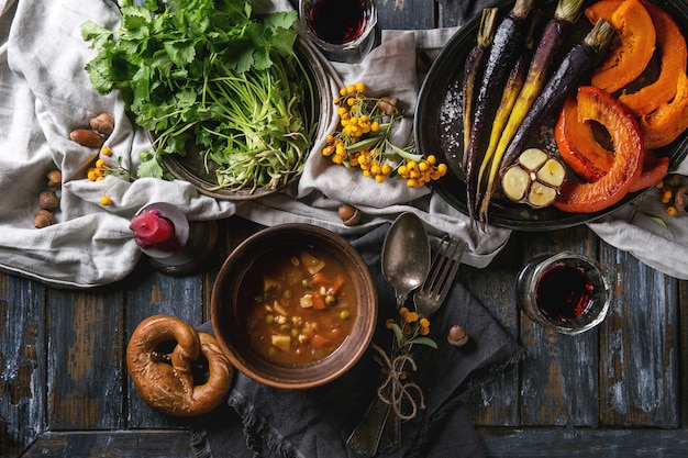 Mesa con tazones de sopa