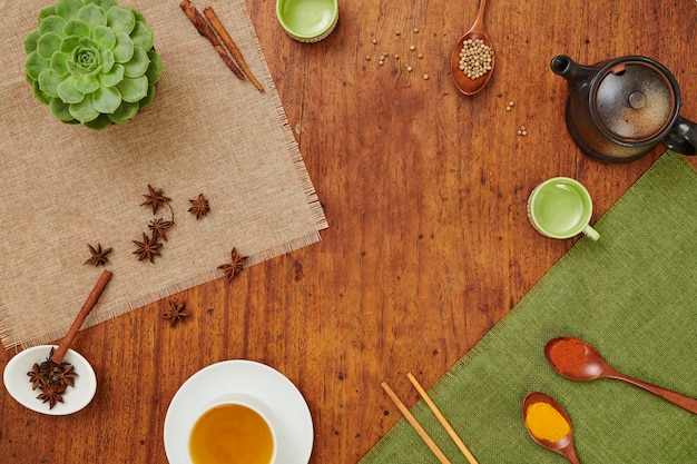 Mesa con té y especias