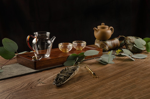 La mesa de té con instrumentos, teteras, tazas, panqueques y té Shen Puer