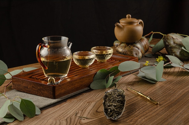 La mesa de té con instrumentos, teteras, tazas, panqueques y té Shen Puer