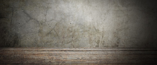 Mesa de terraza de madera sobre un fondo gris grunge. Lugar para un artículo, logotipo o etiqueta