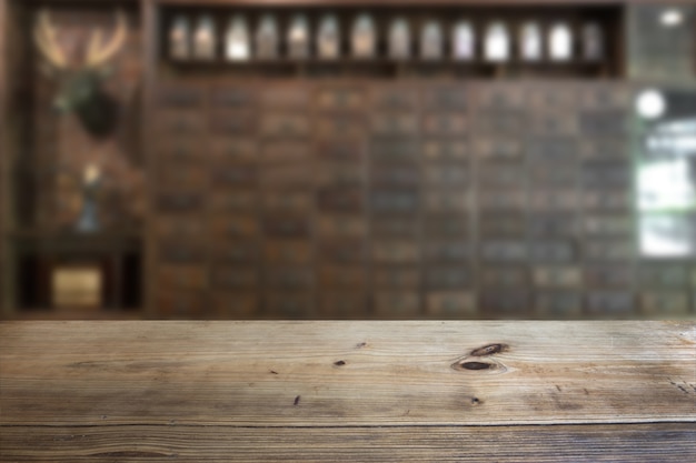 Mesa de terraza de madera vacía en la cafetería