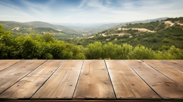 Mesa de terraza de madera vacía en el campo antiguo