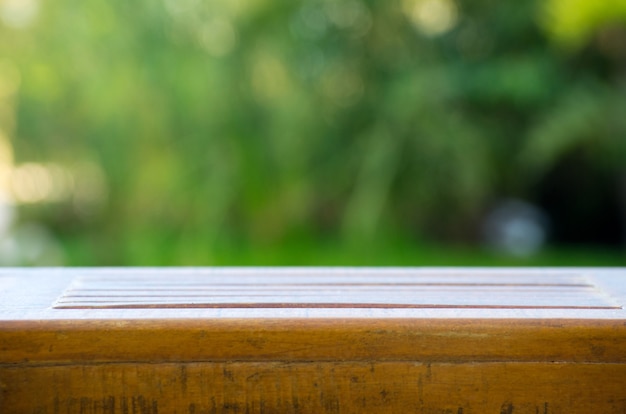 Mesa de terraza de madera vacía con fondo de follaje