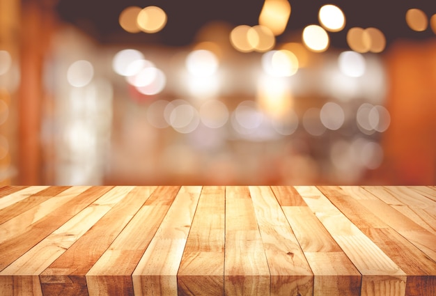 Mesa de textura de madera con desenfoque bokeh oro claro en café