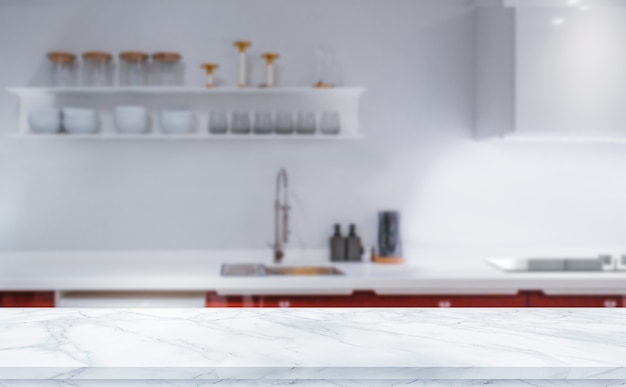 Mesa de textura de mármol blanco sobre fondo de cocina borrosa para montar o exhibir sus productos