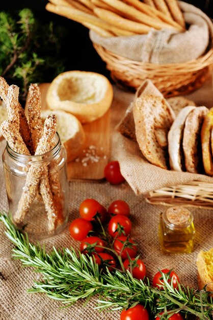 Foto mesa típica de produtos tradicionais secos com acompanhamento de tomate alecrim e azeitona extra virgem