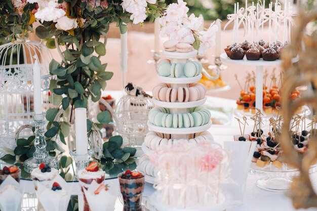 Mesa con tortas y dulces en el festival.