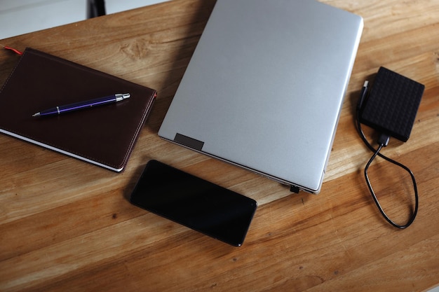 mesa de trabajo con accesorios