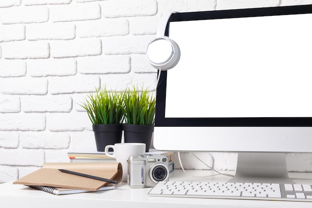 Mesa de trabajo con computadora