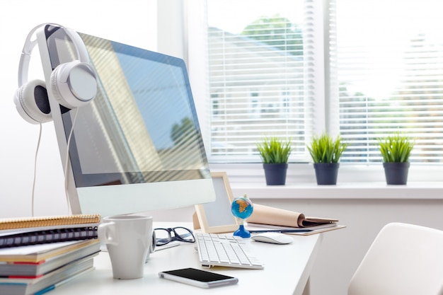 Mesa de trabajo con computadora