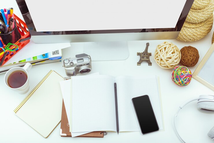 Foto mesa de trabajo con computadora