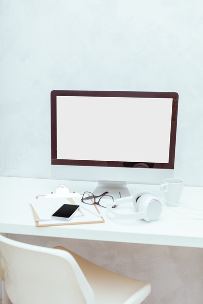 Foto mesa de trabajo con computadora