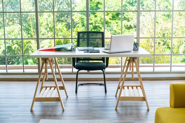 Foto mesa de trabajo con laptop y gadget en casa espacio de trabajo