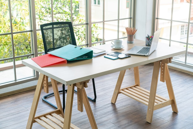 Mesa de trabajo con laptop y gadget en casa espacio de trabajo