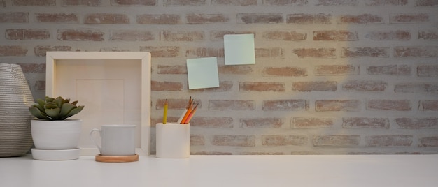 mesa de trabajo con material de oficina, decoraciones y espacio para copiar en la oficina en casa