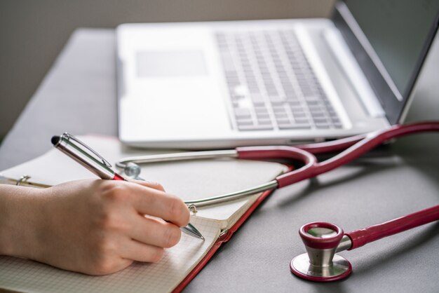 Mesa de trabajo del médico de medicina