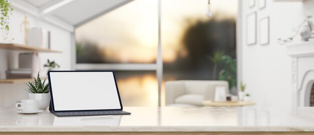 Mesa de trabajo moderna con tableta y espacio para copiar sobre una sala de estar moderna y borrosa