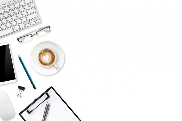 Mesa de trabajo de tecnología con computadora portátil, suministros de oficina, taza de café y teléfono celular aislado y blanco