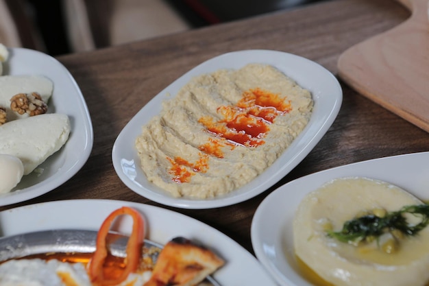 Mesa tradicional de meze de jantar turco e grego