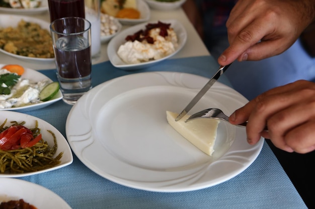 Mesa tradicional de meze de jantar turco e grego