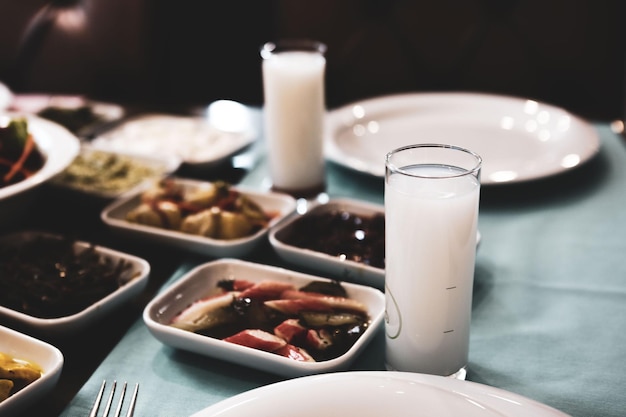 Mesa tradicional de meze de jantar turco e grego