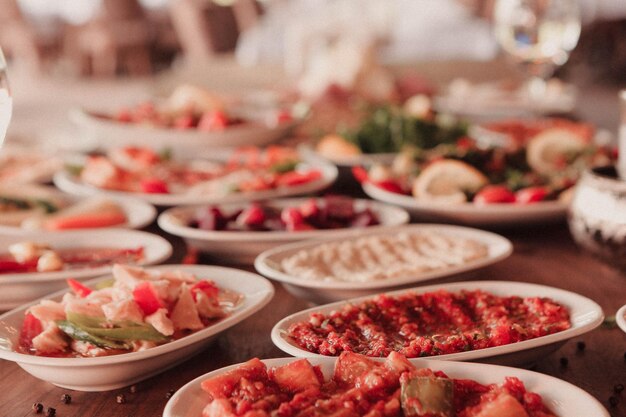 Mesa tradicional de meze de jantar turco e grego