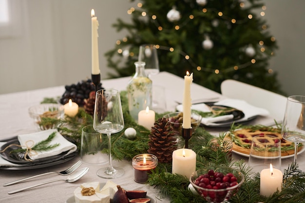 Mesa tradicional de Navidad con decoraciones y golosinas