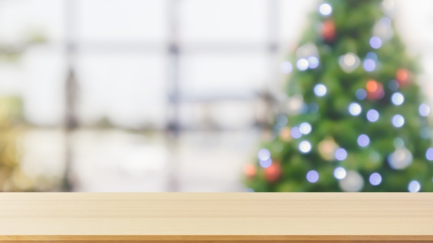 Mesa vacía con árbol de Navidad borrosa con fondo claro bokeh