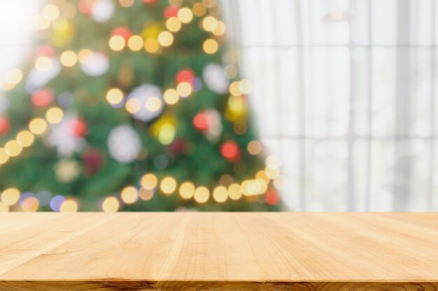 Mesa vacía con árbol de Navidad borrosa con fondo claro bokeh