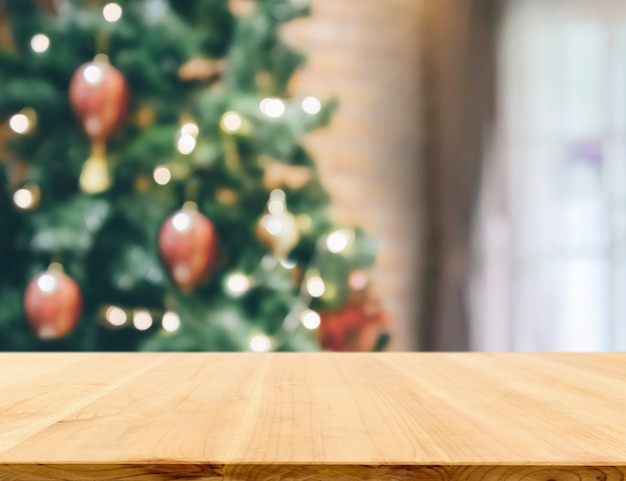 Mesa vacía con árbol de Navidad borrosa con fondo claro bokeh