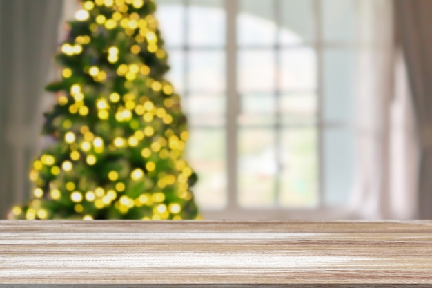 Mesa vacía con árbol de Navidad borrosa con fondo claro bokeh