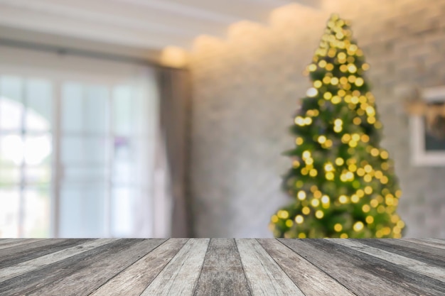 Mesa vacía con árbol de Navidad borrosa con fondo claro bokeh