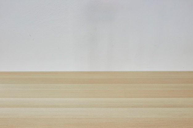 Mesa vacía de color marrón claro en sala blanca